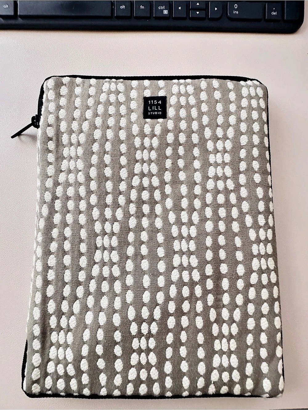 1154 Lill Studio Tablet Case Gray & White